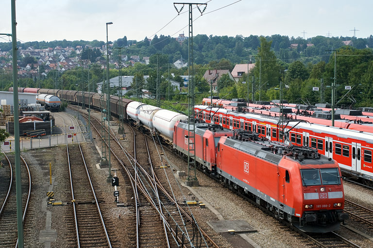  185 088 und 185 206 mit FE 44696 bei km 16,0 (August 2009)