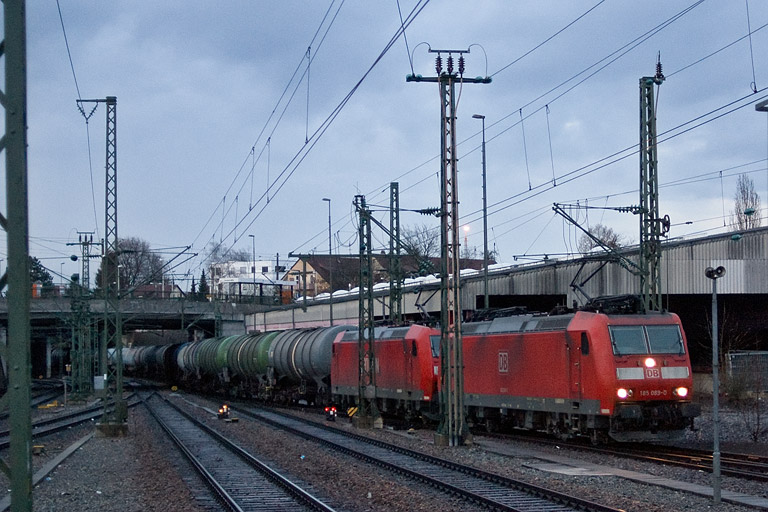 185 089 und 185 185 mit CFN 62930 bei km 15,4 (M&auml;rz 2009)