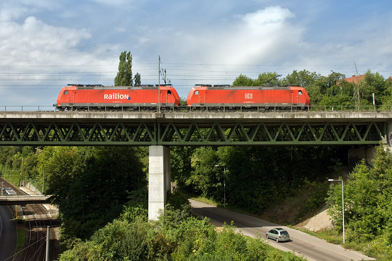 185 092 und 185 118 als Tfzf 68181 bei km 14,6 (August 2009)