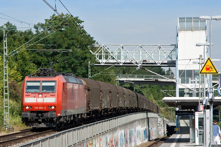 185 092 mit CS 49225 bei km 14,2 (August 2009)