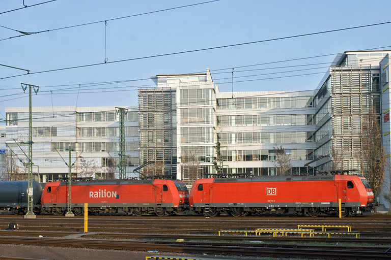 185 094 und 185 085 bei km 15,8 (April 2009)