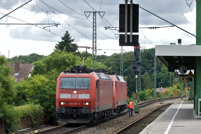 185 097 und 152 166 bei km 16,8 (September 2009)