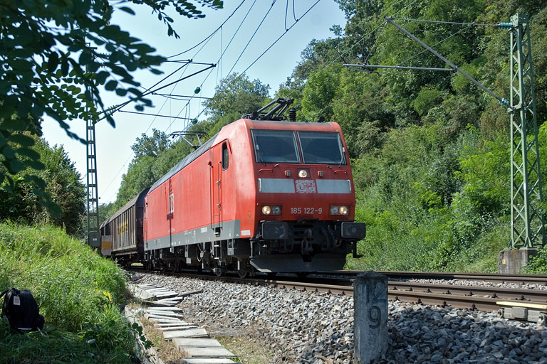 185 122 mit FE 44696 bei km 12,8 (August 2009)