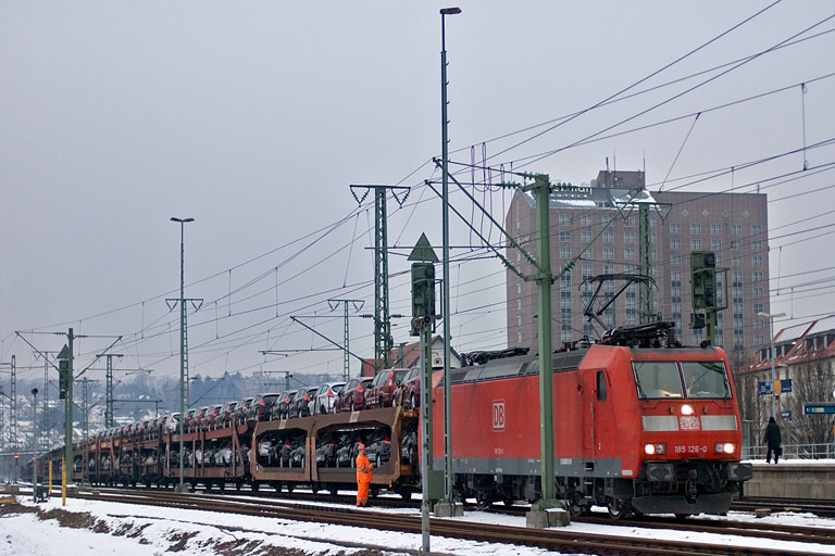 185 126 mit CFN 49587 bei km 15,6 (Januar 2009)