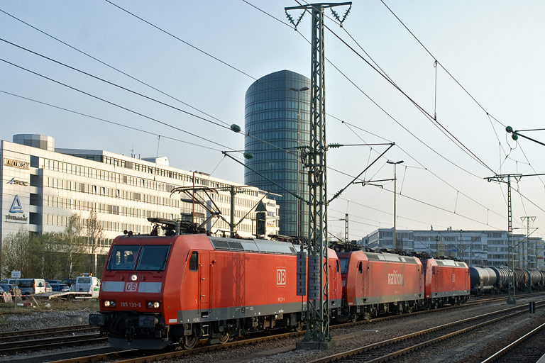 185 133 und 185 085 und 185 094 bei km 15,6 (April 2009)