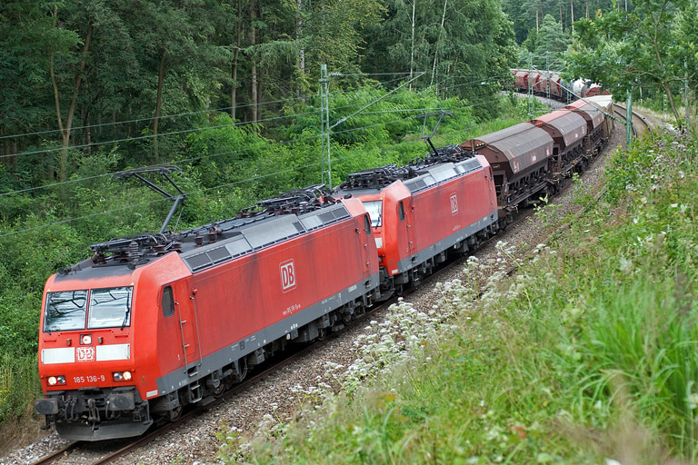 185 136 und 185 140 mit FE 44691 bei km 21,6 (Juli 2009)