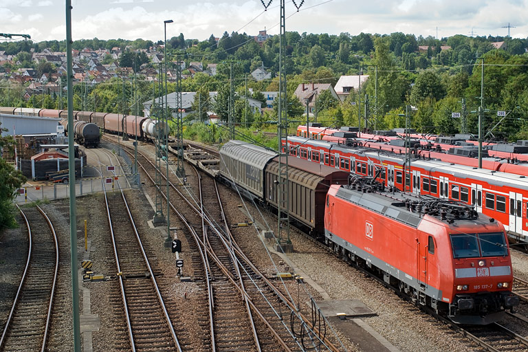 185 137 mit FE 44696 bei km 16,0 (August 2009)