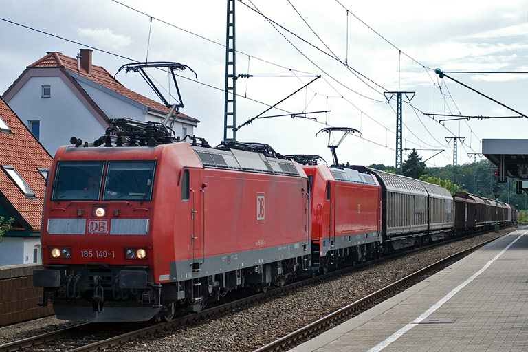 185 140 und 185 384 mit FE 44696 bei km 16,6 (August 2009)