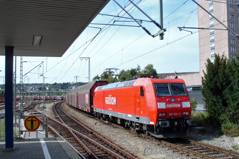 185 163 mit FZ 56165 bei km 15,6 (September 2009)