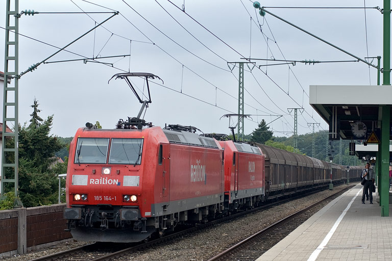 185 164 und 185 268 mit FE 44696 bei km 16,6 (September 2009)