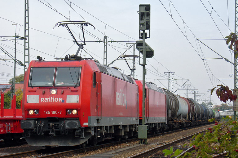 185 180 und 185 379 bei km 15,6 (September 2009)