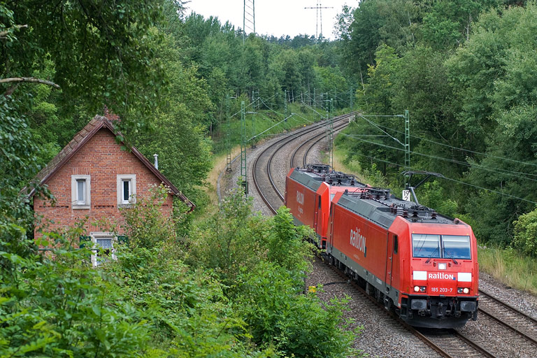 185 203 und 185 289 als Tfzf 68181 bei km 19,2 (Juli 2009)