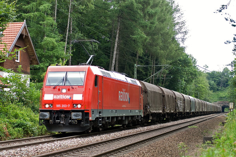 185 203 mit CS 49225 bei km 18,2 (Juli 2009)