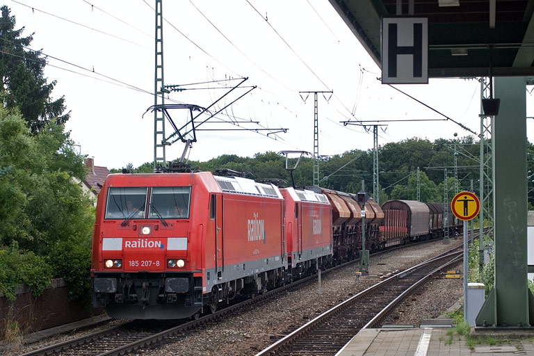 185 207 und 185 226 mit FE 44696 bei km 16,8 (Juli 2009)