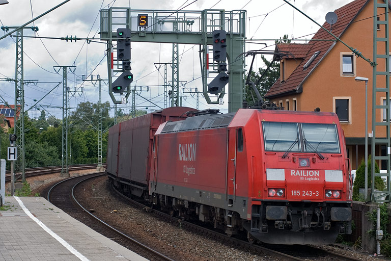 185 243 mit CSQ 60080 bei km 16,6 (Juli 2009)
