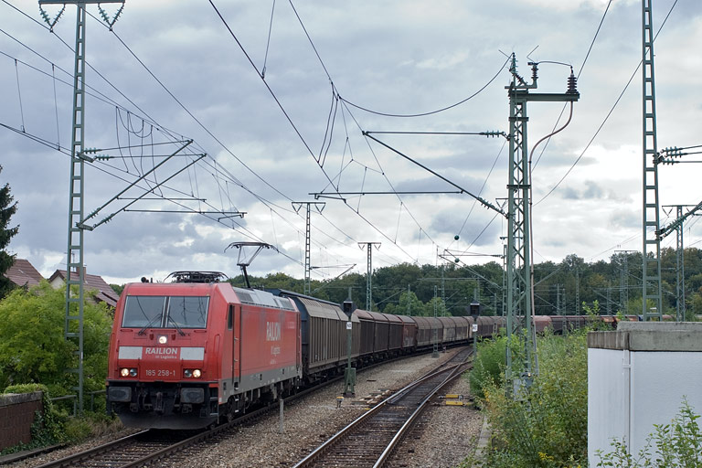 185 258 mit FE 44696 bei km 16,8 (September 2009)