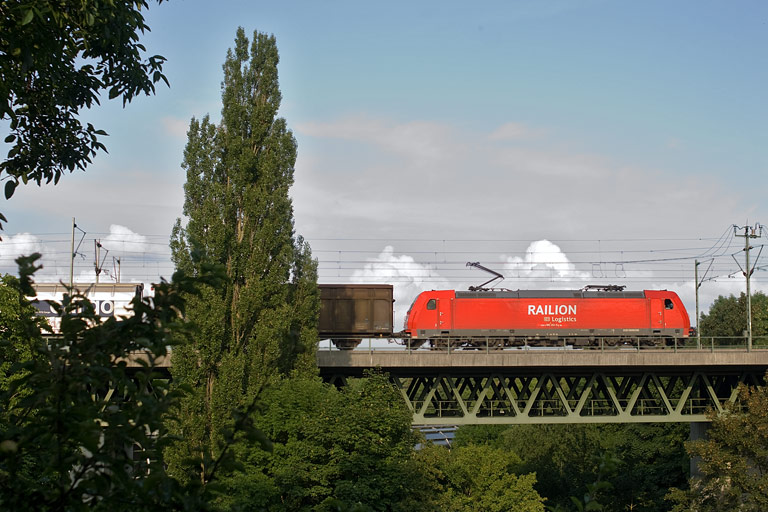 185 261 mit FZ 56183 bei km 14,6 (Juni 2009)
