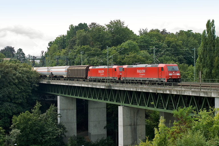 185 266 und 185 275 mit FE 44696 bei km 14,6 (August 2009)