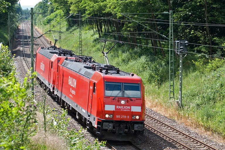185 278 und 185 202 bei km 21,6 (Juni 2009)