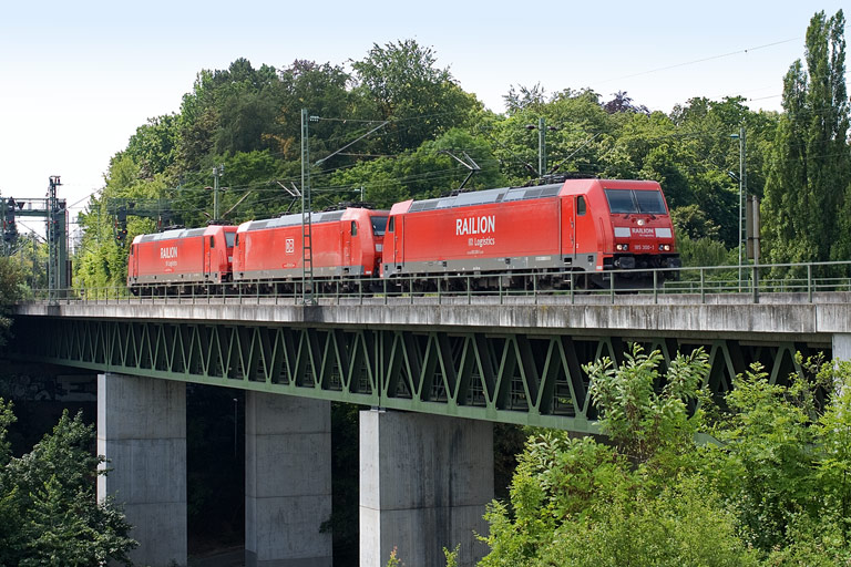 185 300, 185 064 und 185 258 als Tfzf 68181 bei km 15,6 (Juni 2009)