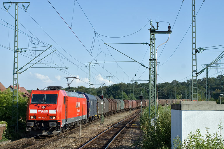 185 302 mit FZT 56166 bei km 16,8 (August 2009)