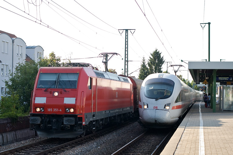 185 351 mit FZT 56173 und Baureihe 411 als ICE 283 bei km 16,8 (August 2009)