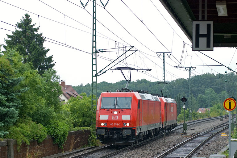 185 352 und 185 243 als Tfzf 68181 bei km 16,8 (Juni 2009)