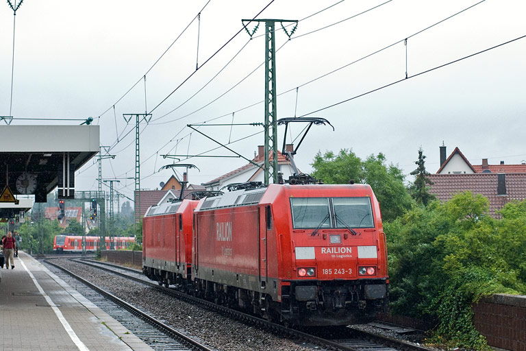 185 352 und 185 243 als Tfzf 68181 bei km 16,8 (Juni 2009)