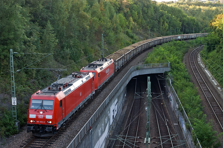 185 353 und 185 077 mit CFN 45581 bei km 13,8 (September 2009)