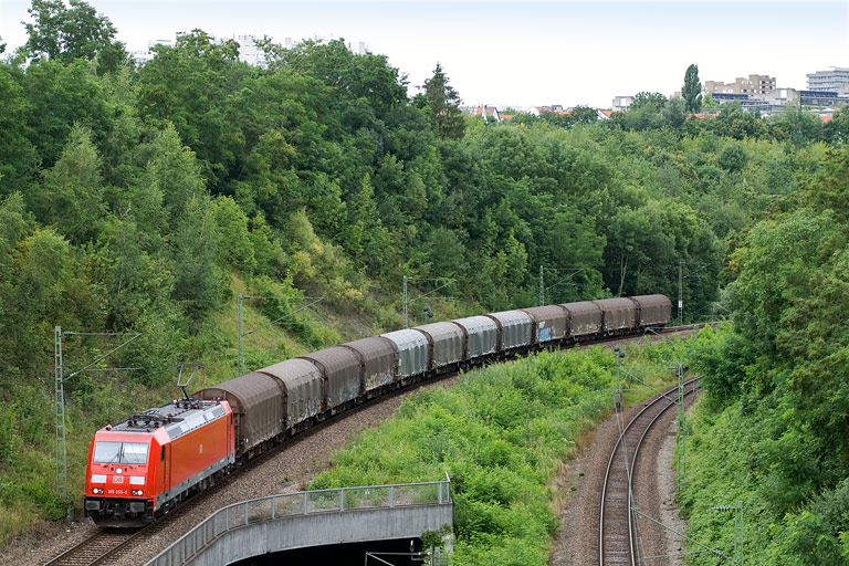 185 355 mit CS 49255 bei km 13,8 (Juli 2009)