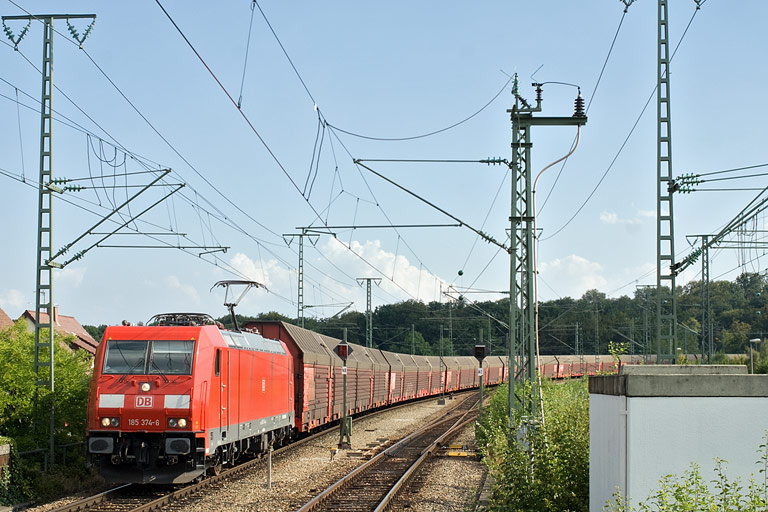 185 374 mit CSQ 60082 bei km 16,8 (August 2009)