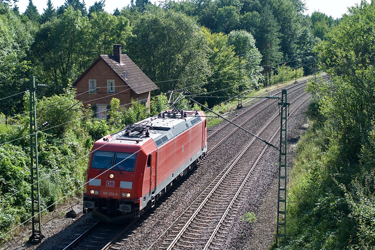 185 374 als Tfzf 69310 bei km 19,2 (Juli 2009)