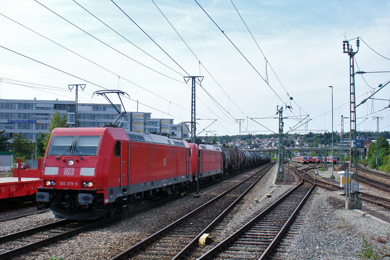 185 379 und 185 359 mit CS 63077 bei km 15,8 (September 2009)