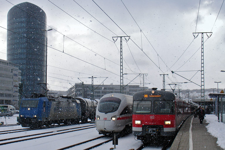 HGK 185 526, Baureihe 411 und Baureihe 420 bei km 15,6 (Februar 2009)