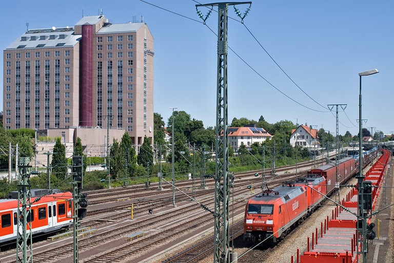 185 275 und 152 087 mit CSQ 60080 bei km 15,8 (Juli 2009)