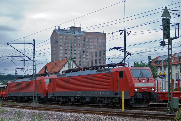 189 019 und 189 022 bei km 15,6 (Mai 2009)