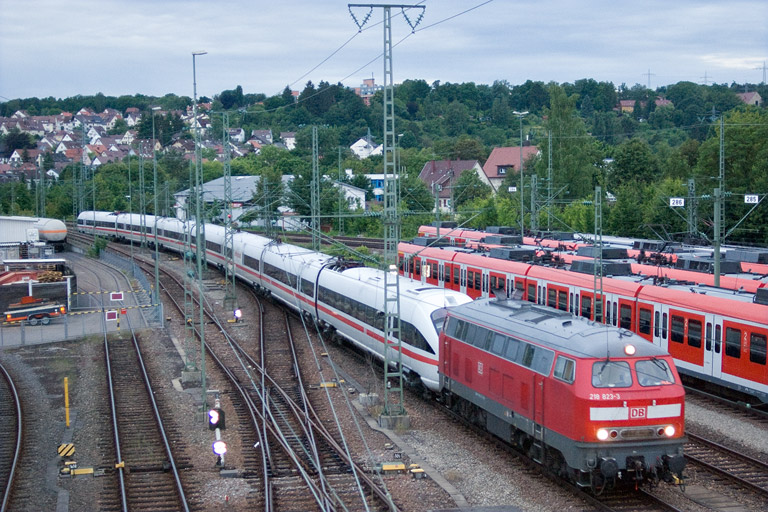 218 823 mit Triebzug der Baureihe 411 bei km 16,0 (Juni 2009)