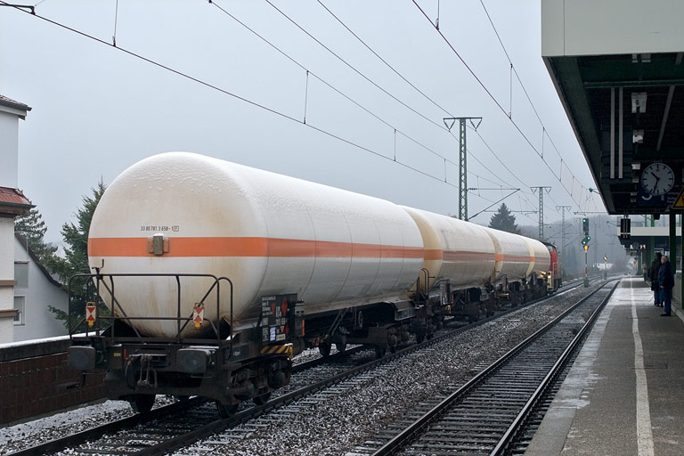 294 863 mit FZ 56174 bei km 16,6 (Dezember 2009)