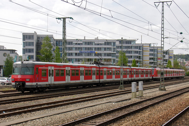 420 481 und 423 017 bei km 15,8 (April 2009)