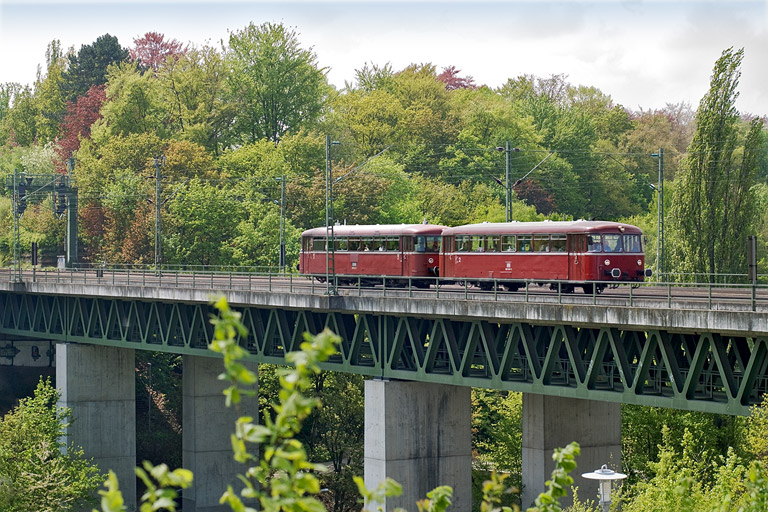 998 840 und 796 739 als DPE 88045 bei km 14,6 (April 2009)