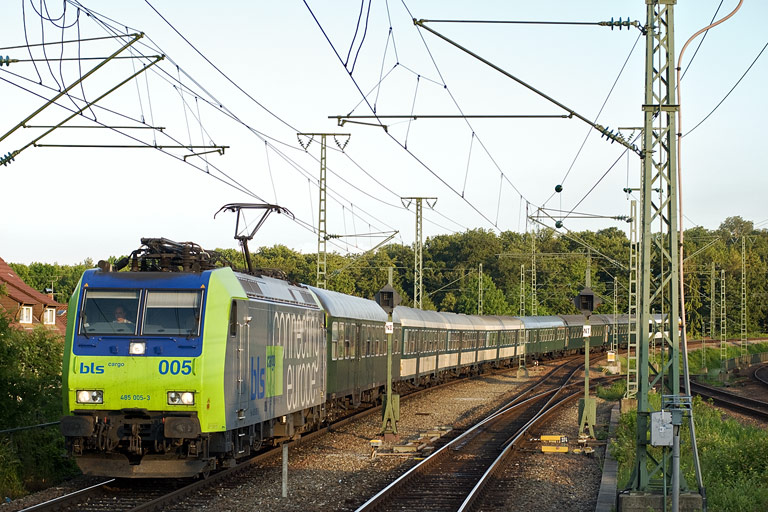 BLS Cargo 485 005 bei km 16,8 (Mai 2009)