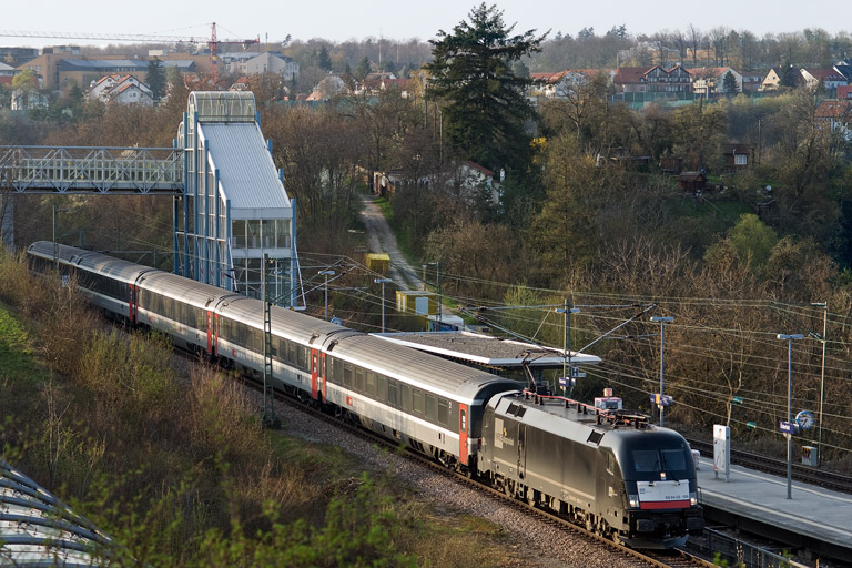 ES 64 U2-026 mit Lr 78379 bei km 14,2 (April 2009)