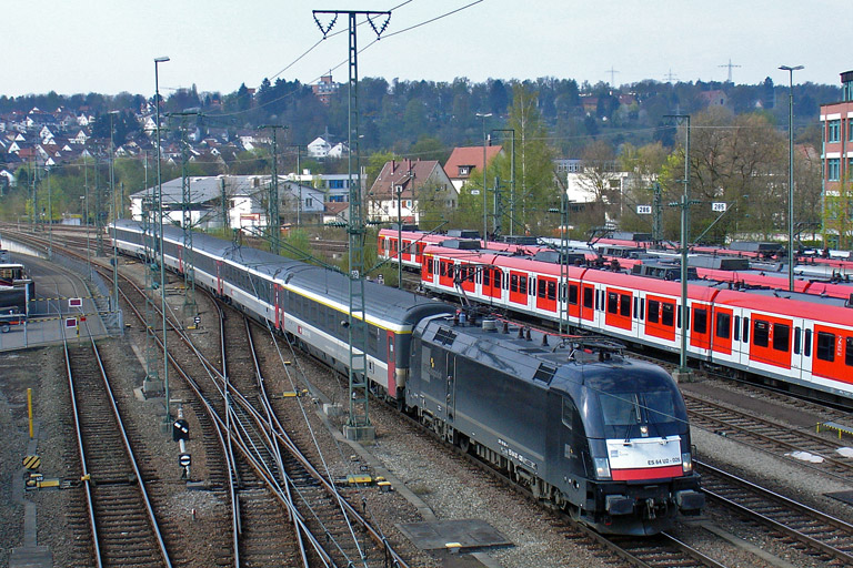 ES 64 U2-026 mit Lr 78379 bei km 16,0 (April 2009)