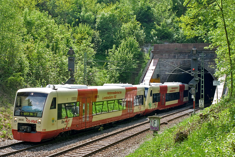 HzL-Regioshuttles VT 240 und 243 bei km 17,6 (Mai 2009)