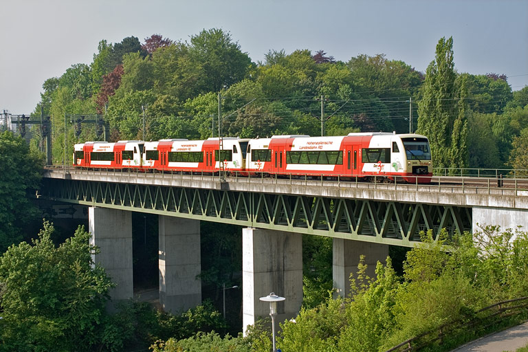HzL-RS VT 233, 239 und 241 als IR 98800 bei km 14,6 (Mai 2009)