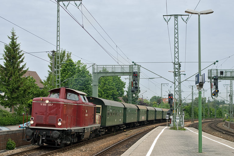 V100 1357 bei km 16,6 (Mai 2009)