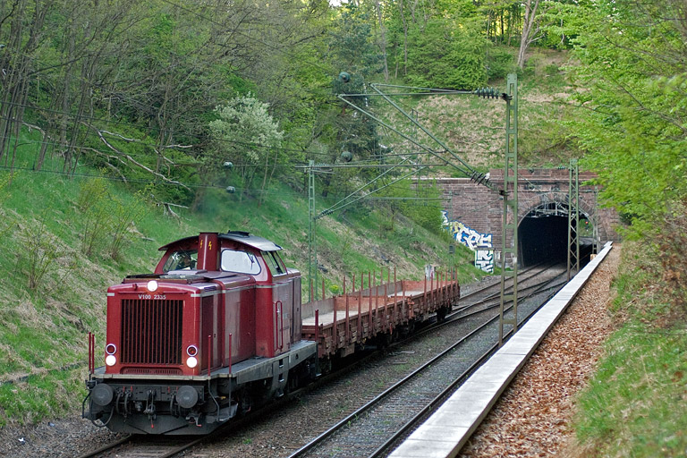 V100 2335 bei km 17,8 (Mai 2009)