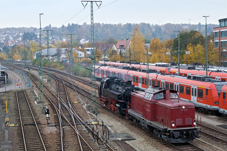 V100 2335 und 86 333 bei km 16,0 (Oktober 2009)