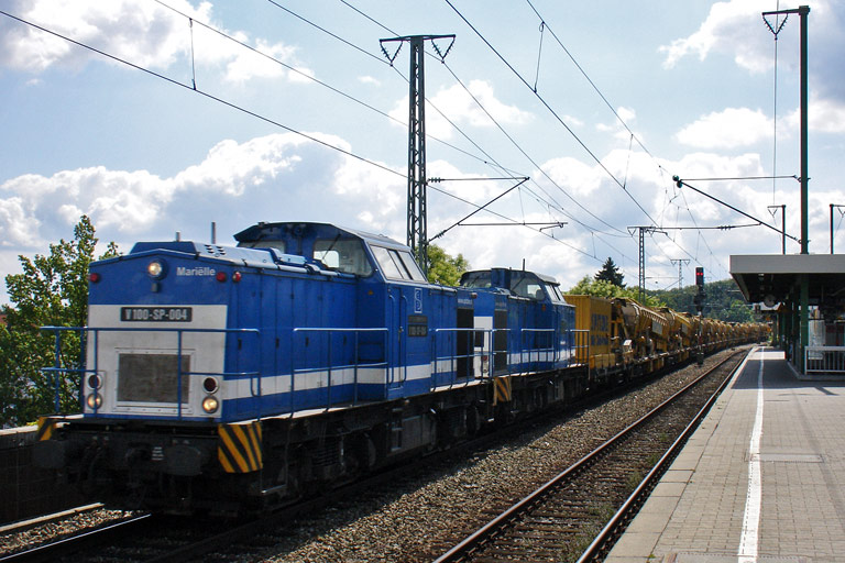 V100-SP-004 (ex-DR 202 690) und V100-SP-009 (ex-DR 202 528) bei km 16,6 (August 2009)