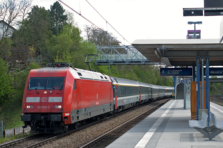 101 006 mit IC 280 bei km 14,2 (April 2010)